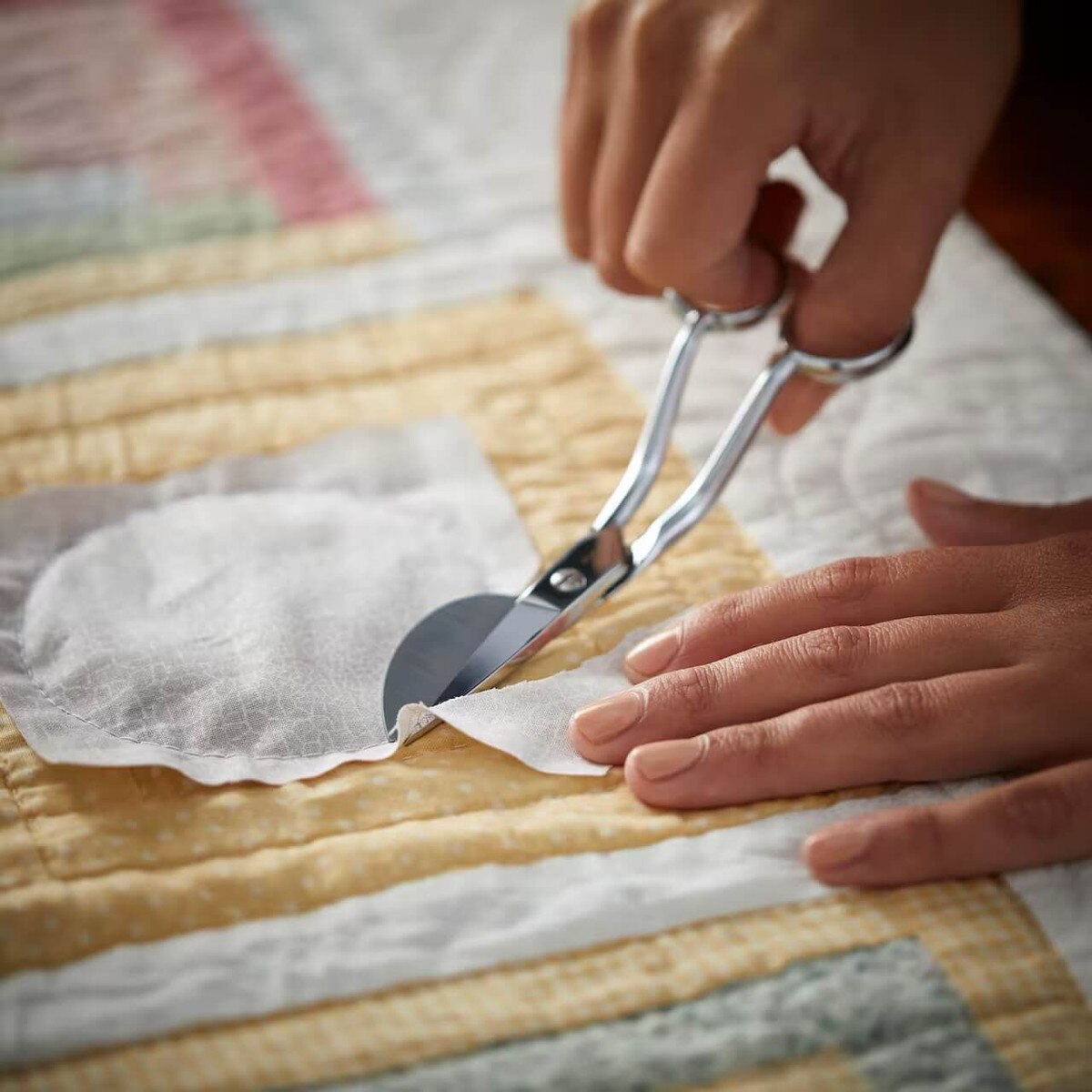 The Gingher 6" Knife Edge Applique features a paddle shaped blade that pushes away the bottom layer of fabric for flawless, controlled cuts.